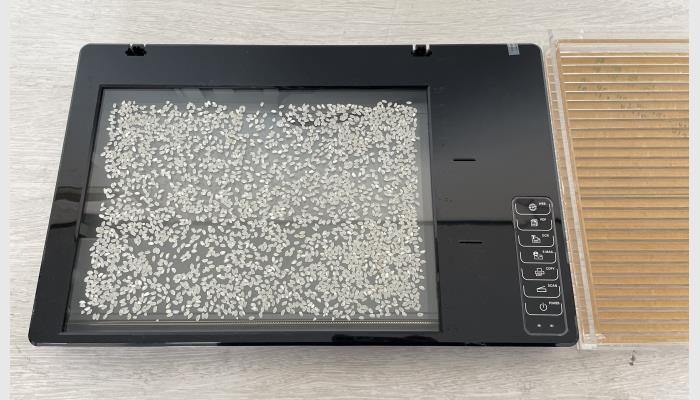 SC-E0型大米外觀品質檢測儀，又稱稻米品質分析儀，米質判定儀，大米外觀品質分析儀。可一次性測量自動分析30g以上大米樣品的整精米率、碎米率、堊白度/率、黃粒米率、大米顏色黃度指數、大米白度等。